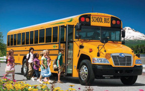 Xe đưa đón trên thế giới ngăn chặn việc bỏ quên học sinh như thế nào?