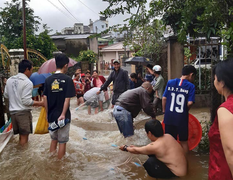 Ảnh: Biển nước sau mưa lớn ở Lâm Đồng, người dân đổ xô ra đường 'hôi cá'