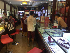 Giá vàng đắt kỷ lục, nhiều người vẫn không ngại mua