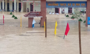 Mưa lớn, trường học Lào Cai ngập sâu, 100 xe máy của giáo viên bị nhấn chìm
