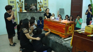 Cháu bé lớp 1 chết thương tâm trên xe ô tô: Lộ nhiều vấn đề cần làm rõ