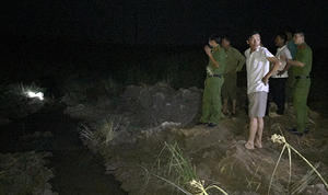 Rơi xuống hố rác ngập nước, bé trai 5 tuổi ở Đắk Nông chết thương tâm