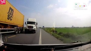 Clip: Container lấn làn, suýt gây tai nạn kinh hoàng