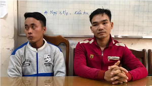 Hai người tạt xăng, châm lửa đốt nhiều cán bộ ở Cà Mau ra đầu thú