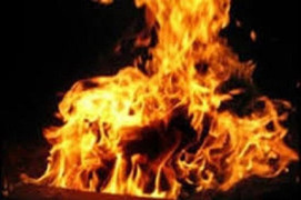 Để con khóc, chồng tạt xăng vào vợ rồi châm lửa đốt