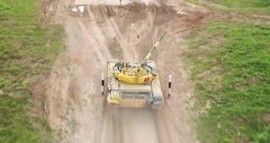 Video: Cú bứt phá như đua F1 của đội xe tăng Việt Nam sau khi kẹt đạn