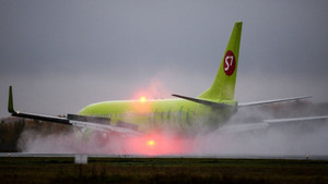 Video: Thót tim máy bay chở 150 hành khách Nga thoát hiểm trong gang tấc