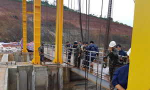 Khắc phục xong sự cố kẹt van xả lũ ở thủy điện Đắk Nông