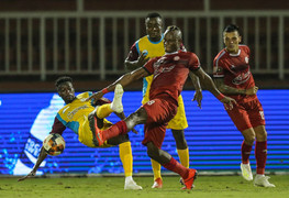 Thua penalty tranh cãi, TP.HCM hụt hơi trong cuộc đua vô địch
