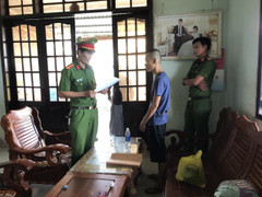 Bắt nhóm tín dụng đen chuyên mật phục sòng bài, cho con bạc vay tiền với lãi suất 'cắt cổ'