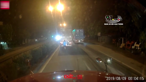 Clip: Container đấu đèn đuôi gây chói mắt, tài xế phía sau dùng sơn đen để giải quyết