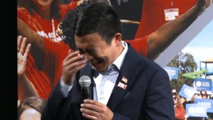 Ứng viên Tổng thống Mỹ bật khóc khi nói về bạo lực súng đạn