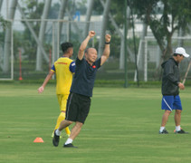 HLV Park Hang Seo 'xỏ háng' học trò, ăn mừng trong buổi tập U22 Việt Nam