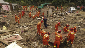 Video: Rùng mình cảnh lũ kéo sập, 'nuốt chửng' tòa nhà trong vài giây