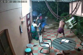 Vợ chồng già tay không đánh đuổi toán cướp mang dao rựa như phim hành động