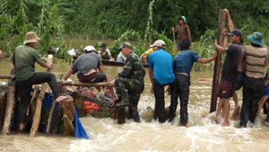 Clip: Hàng trăm người gồng mình khắc phục vỡ đê 300 tỷ đồng ở Đắk Lắk