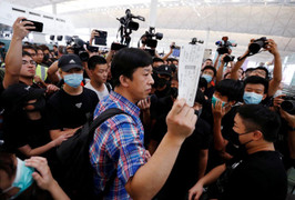 Người biểu tình trở lại, sân bay Hong Kong tiếp tục 'thất thủ'