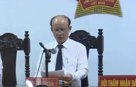 Nguyên chánh án huyện bị tố mua dâm ngồi ghế chủ tọa xử án hiếp dâm