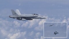 Clip: Tiêm kích Su-27 Nga áp sát, xua đuổi chiến đấu cơ NATO