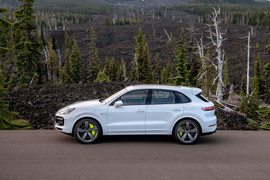 Porsche trình làng xe SUV mạnh 670 mã lực, giá gần 4 tỷ đồng