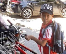 Nói với bà đi đổ rác, bé trai 6 tuổi đạp xe bỏ nhà đi