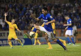 Đạp vào đầu cầu thủ Nam Định, tiền vệ Quảng Ninh bị cấm thi đấu