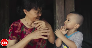 Video cảm động về tình mẫu tử khiến người xem rơi nước mắt