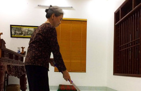 Bác sĩ giúp cụ già muốn đi phải có người dìu, nay tự đạp xe đi chơi