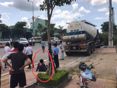 Clip: Bị xe bồn cuốn vào gầm, người phụ nữ đi xe đạp điện thoát chết thần kỳ