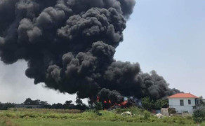 Clip: Cơ sở thu mua phế liệu ở Thái Bình bốc cháy dữ dội giữa trưa Rằm tháng 7