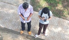 Xúc động bức ảnh người cha đếm từng đồng tiền lẻ ngày đưa con trai nhập học