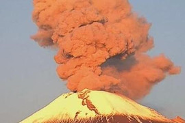 Video: Núi lửa phun trào ở Mexico, khói cao nghi ngút 7 km