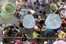Video: Hàng trăm người tranh nhau vợt tiền cúng cô hồn gây náo loạn đường phố ở TP.HCM