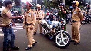 Xin bỏ qua vi phạm không được, gã đàn ông rút dao tấn công CSGT