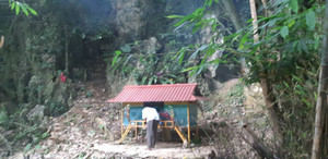 Cục vàng lấp lánh trong rừng và kỳ lạ cửa hang không phá nổi