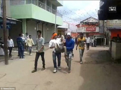 Video: Hàng trăm người bị thương trong lễ hội ném đá kỳ lạ ở Ấn Độ