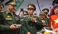 Bộ trưởng Quốc phòng Nga thích thú với khoai luộc, chè xanh của Việt Nam