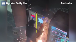 Clip: Đang cưa cây ATM trộm tiền thì bị phát hiện