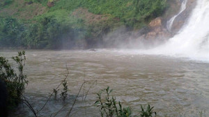 Xuống thác nước tắm, 3 thanh niên Gia Lai bị nước cuốn mất tích