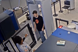 Nhân viên sân bay trao tay mảnh giấy chê hành khách xấu xí