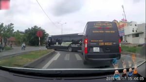 Clip: Xe Limousine phóng 'bạt mạng' tông trúng xe Limousine khác đang sang đường