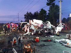 Thái Lan: Xe tải đâm nát xe chở công nhân Lào đi gia hạn visa, 11 người thiệt mạng