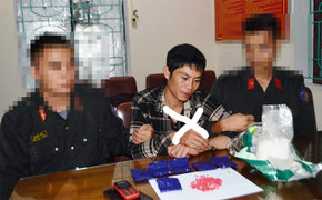 Cảnh sát cơ động Nghệ An bắt kẻ vận chuyển gần 1kg ma tuý và 1.200 viên hồng phiến