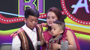 Cô gái Tây Nguyên chưa chồng, dũng cảm cứu hai đứa trẻ sắp bị chôn sống về nuôi