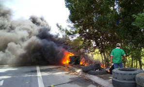 Đống lốp xe bốc cháy ngút trời, nhân viên cây xăng căng mình dập lửa