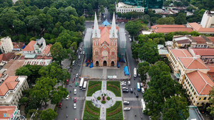 Hàng trăm thương hiệu 'bao vây' Nhà thờ Đức Bà Sài Gòn