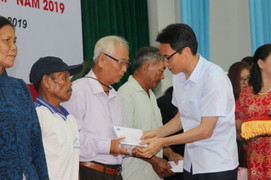 Phó Thủ tướng Vũ Đức Đam tặng quà nạn nhân chất độc da cam ở Phú Yên