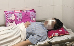 Cô gái xinh đẹp rạch mặt để nặn mủ sau tiêm mỡ tự thân làm đẹp