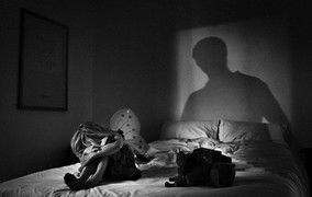 Bắt kẻ giao cấu với 2 con riêng của vợ hờ khiến 1 cháu sinh con