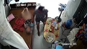 Cụ già nằm liệt giường bị nữ giúp việc tát, đổ sữa vào miệng